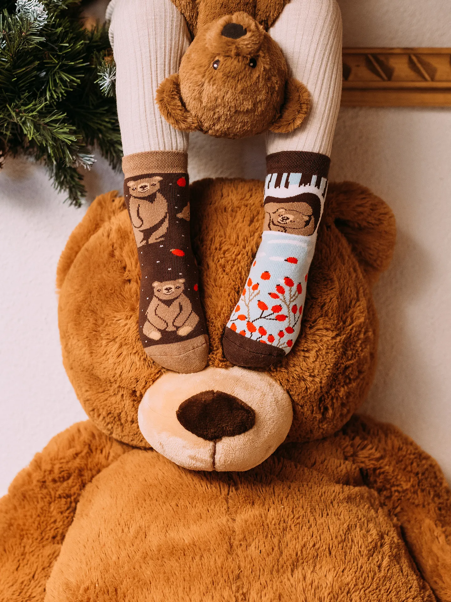 Vrolijke warme kindersokken Beer in de winter - Image 2