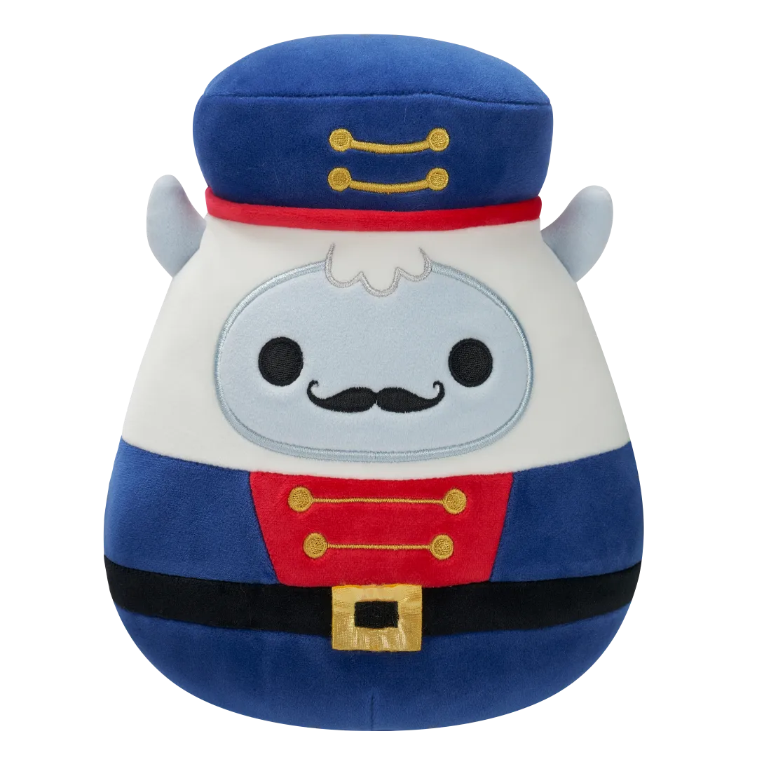 Squishmallows Yuri de witte Yeti in blauw notenkrakerpak, 20 cm